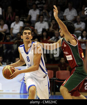 Chomutov, République tchèque. Le 5 septembre 2012. EURO Basket-ball match de qualification du groupe F : la République tchèque contre le Portugal à Chomutov, République tchèque le 5 septembre 2012. Mario-Gil Fernandes (POR) droit et Tomas Satoransky (CZE). (CTK) Zavoral Libor/Photo Banque D'Images