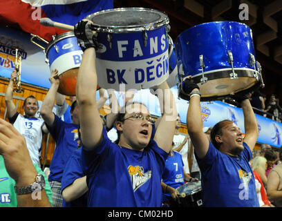 Chomutov, République tchèque. Le 5 septembre 2012. EURO Basket-ball match de qualification du groupe F : la République tchèque contre le Portugal à Chomutov, République tchèque le 5 septembre 2012. République tchèque fans célèbrent la victoire. (CTK) Zavoral Libor/Photo Banque D'Images