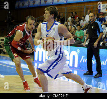 Chomutov, République tchèque. Le 5 septembre 2012. EURO Basket-ball match de qualification du groupe F : la République tchèque contre le Portugal à Chomutov, République tchèque le 5 septembre 2012. Paulo Cunha (POR) gauche et Pavel Pumprla (CZE). (CTK) Zavoral Libor/Photo Banque D'Images