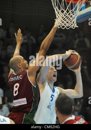 Chomutov, République tchèque. Le 5 septembre 2012. EURO Basket-ball match de qualification du groupe F : la République tchèque contre le Portugal à Chomutov, République tchèque le 5 septembre 2012. Claudio Fonseca (POR) et gauche Odrej Balvin (CZE). (CTK) Zavoral Libor/Photo Banque D'Images