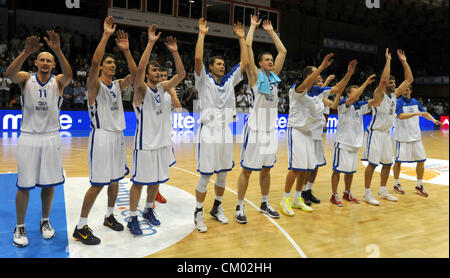 Chomutov, République tchèque. Le 5 septembre 2012. EURO Basket-ball match de qualification du groupe F : la République tchèque contre le Portugal à Chomutov, République tchèque le 5 septembre 2012. L'équipe tchèque célèbre la victoire. (CTK) Zavoral Libor/Photo Banque D'Images