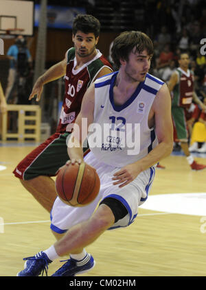 Chomutov, République tchèque. Le 5 septembre 2012. EURO Basket-ball match de qualification du groupe F : la République tchèque contre le Portugal à Chomutov, République tchèque le 5 septembre 2012. Miguel Minhava (POR) arrière et David Jelinek (CZE) avant. (CTK) Zavoral Libor/Photo Banque D'Images