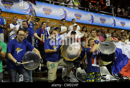 Chomutov, République tchèque. Le 5 septembre 2012. EURO Basket-ball match de qualification du groupe F : la République tchèque contre le Portugal à Chomutov, République tchèque le 5 septembre 2012. République tchèque fans célèbrent la victoire. (CTK) Zavoral Libor/Photo Banque D'Images