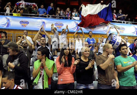 Chomutov, République tchèque. Le 5 septembre 2012. EURO Basket-ball match de qualification du groupe F : la République tchèque contre le Portugal à Chomutov, République tchèque le 5 septembre 2012. République tchèque fans célèbrent la victoire. (CTK) Zavoral Libor/Photo Banque D'Images