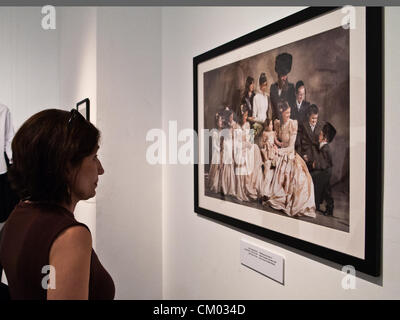 Jérusalem, Israël. 6 septembre 2012. Une femme regarde un portrait de famille hassidique à "un monde à part à Côté - Un aperçu de la vie des Juifs hassidiques". La pièce expose des photographies, des films, de la musique et des objets d'une collection organisée par Ester Muchawsky-Schnapper. Jérusalem, Israël. 6-Septembre-2012. Le Musée d'Israël, fondé en 1965, a récemment (2010) été renouvelé et élargi et a accueilli plus d'un million de visiteurs. Le musée accueille sa propre collecte des pièces ainsi que prêté, rotation, expositions. Banque D'Images