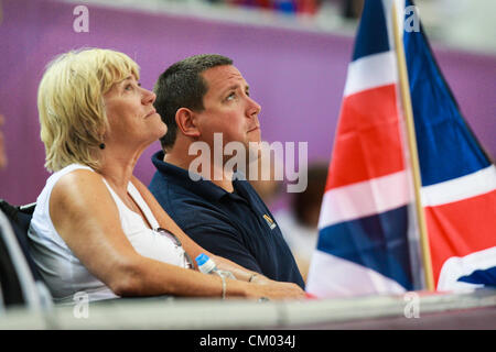 23.07.2010 Londres, Angleterre. Women's R8-50m rifle 3 positions-SH1 final. Regardez la famille GBR avec en arrière-plan tout en drapeau GBR K Butler (GBR) est en action au cours de la journée 7 les Jeux Paralympiques de 2012 à Londres Royal Artillery Barracks Banque D'Images