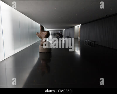 Jérusalem, Israël. 6 septembre 2012. La nouvelle voie d'adoption conduit les visiteurs au cœur du Musée. L'allée est bordée sur un côté par un mur en verre translucide avec une pièce d'eau le long de son bord supérieur, également visible à partir de la promenade Carter ci-dessus. Jérusalem, Israël. 6-Septembre-2012. Le Musée d'Israël, fondé en 1965, a récemment (2010) été renouvelé et élargi et a accueilli plus d'un million de visiteurs. Le musée accueille sa propre collecte des pièces ainsi que prêté, rotation, expositions. Banque D'Images