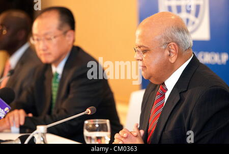 Pretoria, Afrique du Sud. 6 septembre 2012. Dr Jim Yong Kim, le 12e Président de la Banque mondiale et le ministre des Finances Pravin Gordhan s'adresser aux médias le 6 septembre 2012 à Pretoria, Afrique du Sud à la suite de pourparlers avec le président Jacob Zuma. (Photo par Gallo Images / Foto24 / Brendan Croft/Alamy Live News) Banque D'Images