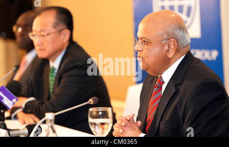 Pretoria, Afrique du Sud. 6 septembre 2012. Dr Jim Yong Kim, le 12e Président de la Banque mondiale et le ministre des Finances Pravin Gordhan s'adresser aux médias le 6 septembre 2012 à Pretoria, Afrique du Sud à la suite de pourparlers avec le président Jacob Zuma. (Photo par Gallo Images / Foto24 / Brendan Croft/Alamy Live News) Banque D'Images