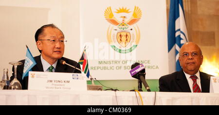 Pretoria, Afrique du Sud. 6 septembre 2012. Dr Jim Yong Kim, le 12e Président de la Banque mondiale et le ministre des Finances Pravin Gordhan s'adresser aux médias le 6 septembre 2012 à Pretoria, Afrique du Sud à la suite de pourparlers avec le président Jacob Zuma. (Photo par Gallo Images / Foto24 / Brendan Croft/Alamy Live News) Banque D'Images