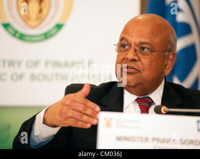 Pretoria, Afrique du Sud. 6 septembre 2012. Le ministre des Finances, Pravin Gordhan aborde les médias le 6 septembre 2012 à Pretoria, Afrique du Sud à la suite de pourparlers avec le président de la Banque mondiale, M. Jim Yong Kim et le président Jacob Zuma. (Photo par Gallo Images / Foto24 / Brendan Croft/Alamy Live News) Banque D'Images