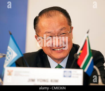 Pretoria, Afrique du Sud. 6 septembre 2012. Le Dr Jim Yong le 12e Président de la Banque mondiale porte sur les médias le 6 septembre 2012 à Pretoria, Afrique du Sud à la suite de pourparlers avec le ministre des Finances, Pravin Gordhan et le président Jacob Zuma. (Photo par Gallo Images / Foto24 / Brendan Croft/Alamy Live News) Banque D'Images