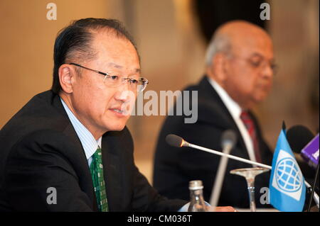 Pretoria, Afrique du Sud. 6 septembre 2012. Dr Jim Yong Kim, le 12e Président de la Banque mondiale et le ministre des Finances Pravin Gordhan s'adresser aux médias le 6 septembre 2012 à Pretoria, Afrique du Sud à la suite de pourparlers avec le président Jacob Zuma. (Photo par Gallo Images / Foto24 / Brendan Croft/Alamy Live News) Banque D'Images