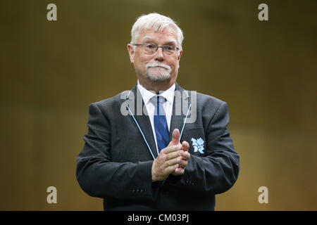 23.07.2010 Londres, Angleterre. Technique mixte P4-50m pistolet-SH1 final. Terry Miller, avocat général, le LOCOG présente des fleurs dans une cérémonie de remise de médailles au cours de jour 7 de les Jeux Paralympiques de 2012 à Londres Royal Artillery Barracks Banque D'Images