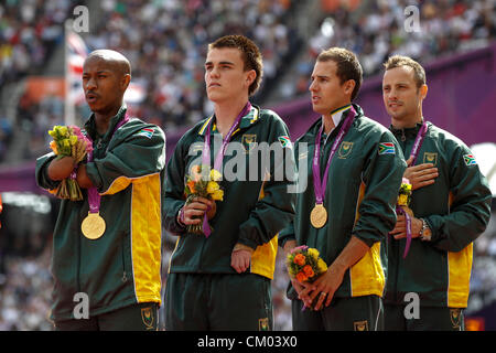 23.07.2010 Londres, Angleterre. La victoire de l'équipe d'Afrique du Sud avec leurs médailles d'or pour les hommes relais 4x100m T46-46 dans le stade olympique, Stratford, Londres le jour 8 de les Jeux Paralympiques de 2012. Banque D'Images