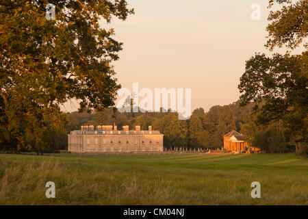 Northampton UK. 6 septembre 2012. 15 ans depuis les funérailles de Diana. La princesse de Galles. Le soleil se couche sur Althorp House Diana lieu de repos. Vue sur le côté de la maison et Chalet Poyntz. Credit : Keith J Smith. / Alamy Live News Banque D'Images