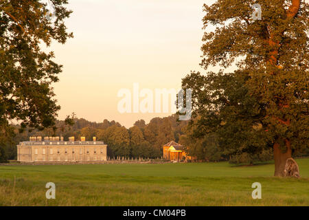 Northampton UK. 6 septembre 2012. 15 ans depuis les funérailles de Diana. La princesse de Galles. Le soleil se couche sur Althorp House Diana lieu de repos. Vue sur le côté de la maison et Chalet Poyntz. Credit : Keith J Smith. / Alamy Live News Banque D'Images