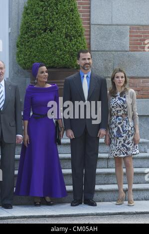 25 avril 2011 - Madrid, Madrid, Espagne - roi d'Espagne Juan Carlos, La Reine Sofia, le Prince Felipe, La Princesse Letizia et la princesse Cristina recevoir l'Émir du Qatar Sheikh Hamad bin Khalifa Al-Thani et son épouse Sheikha Moza bint Nasser pour le déjeuner au Palais de la Zarzuela à Madrid (crédit Image : © Jack Abuin/ZUMAPRESS.com) Banque D'Images