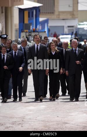 13 mai 2011 - Lorca, Région de Murcia, Espagne - Le Prince Felipe d'Espagne et la Princesse Letizia visitint lors d'une zone endommagée le plus pendant le tremblement de terre, cultivés de zéro. Neuf personnes ont été tuées dans les tremblements de la mesure 4.4 et 5.2 sur l'échelle de Richter qui a frappé la ville historique de Lorca. Les tremblements étaient l'Espagne est plus mauvais en 50 ans. (Crédit Image : © Jack Abuin/ZUMAPRESS.com) Banque D'Images