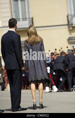 30 mars 2011 - Madrid, Madrid, Espagne - Camilla, Duchesse de Cornouailles, le Prince Charles, prince de Galles, la Princesse Letizia, salue la Princesse des Asturies et le Prince Felipe, Prince des Asturies au Palacio del Pardo sur le premier jour d'une visite de trois jours en Espagne le 30 mars 2011 à Madrid, Espagne. Camilla, Duchesse de Cornouailles, et le Prince Charles, prince de Galles, sont sur un voyage en Espagne dans le cadre d'une tournée au Portugal, Espagne et Maroc. (Crédit Image : © Jack Abuin/ZUMAPRESS.com) Banque D'Images