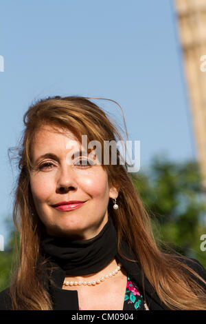 L'ancien présentateur de MTV Kristiane Backer avec son autobiographie 'de MTV à La Mecque' en face du Palais de Westminster à Londres, Royaume-Uni. 05.09.2012 Banque D'Images