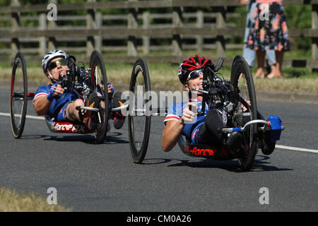 Le vendredi 7 septembre 2012. Marianna Davis suit USA membre de l'équipe de collègues Monica Bascio grattage bas Lane près de Brands Hatch, chez les femmes de la course sur route individuelle H1-3 lors de l'événement de cyclisme paralympique. Marianna Davies a remporté l'or en un temps de 1:41:34 et Monica Bascio a gagné l'argent dans un temps de 1:42:07. Crédit : Steve Hickey / Alamy Live News Banque D'Images