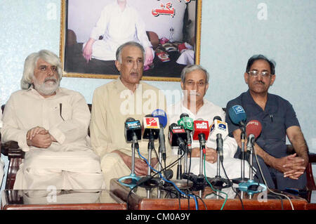 Jamhori Watan, chef Nawabzada Talal Bugti adresses aux personnes des médias au cours de conférence de presse à sa résidence à Quetta le Vendredi, Septembre 07, 2012. Le Président de l'Association du Barreau de la Cour suprême, l'avocat Yasin Azad également présent à cette occasion. Banque D'Images