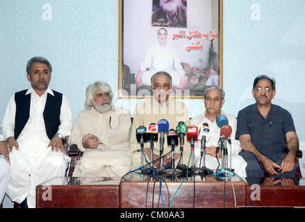 Jamhori Watan, chef Nawabzada Talal Bugti adresses aux personnes des médias au cours de conférence de presse à sa résidence à Quetta le Vendredi, Septembre 07, 2012. Le Président de l'Association du Barreau de la Cour suprême, l'avocat Yasin Azad également présent à cette occasion. Banque D'Images