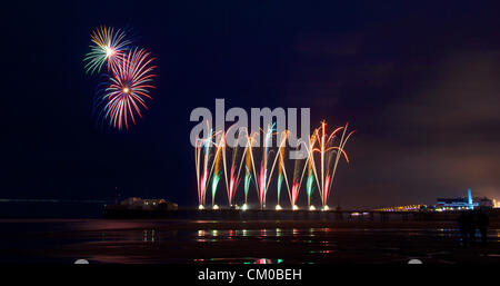 Blackpool, Royaume-Uni. 7 septembre 2012 championnats du monde d'artifice 2012 début le North Pier, Blackpool. Canada éclairer le ciel avec un affichage pyrotechnique spectaculaire. Crédit : Kevin Walsh / Alamy Live News Banque D'Images