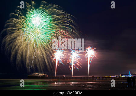 Blackpool, Royaume-Uni. 7 septembre 2012 championnats du monde d'artifice 2012 début le North Pier, Blackpool. Canada éclairer le ciel avec un affichage pyrotechnique spectaculaire. Crédit : Kevin Walsh / Alamy Live News Banque D'Images