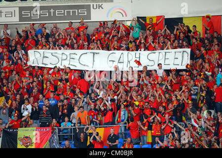 Cardiff, Wales, UK. Vendredi 07 Septembre 2012 Photo : Belgique supporteurs avec un 'Resoect Gary Speed' bannière géante en hommage à l'ancien pays de Galles manager qui s'est suicidé l'année dernière. Re : Qualification de la Coupe du Monde FIFA 2014, le Pays de Galles v Belgique au Cardiff City Stadium, dans le sud du Pays de Galles. Banque D'Images