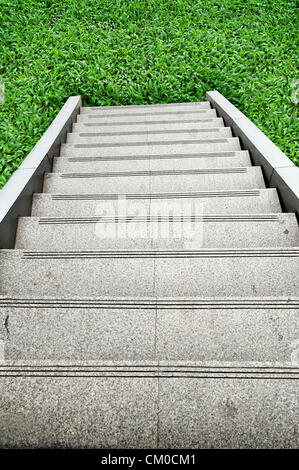 Escalier menant à une colline verte Banque D'Images