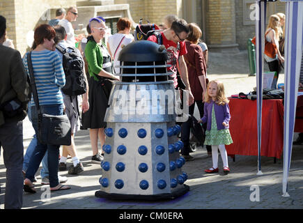 Brighton UK 8 septembre 2012 - Un jeune spectateur est transporté alors qu'un dalek se mêle aux foules de la Brighton Mini Maker faire à la Corn Exchange et au Dome aujourd'hui . La foire présente un mélange de gadgets et de technologie. Crédit : Simon Dack / Alamy Live News Banque D'Images