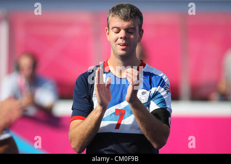 Londres, Royaume-Uni. 8 septembre 2012. 08.09.2012. Londres, Angleterre. David Clarke (GBR) fait état d'applaudissements de la foule après qu'il est dit au revoir à la 5-a-side football après lecture de la Men's Football à 5 7/8 Match contre la Turquie au cours de la classification 10 Jour de la London Jeux paralympiques d'Arena. Credit : Action Plus de Sports / Alamy Live News Banque D'Images