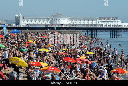 Brighton UK 8 Septembre 2012 - Profitez de la foule sur la plage de Brighton par temps chaud aujourd'hui que la vague de la fin de l'été continue Banque D'Images