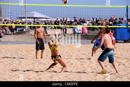 Brighton UK 8 Septembre 2012 - Les joueurs de faire une partie de beach-volley sur le front de mer de Brighton aujourd'hui Banque D'Images