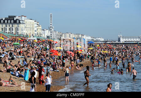 Brighton UK 8 Septembre 2012 - Profitez de la foule sur la plage de Brighton par temps chaud aujourd'hui que la vague de la fin de l'été continue Banque D'Images