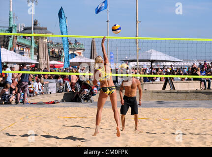 Brighton UK 8 Septembre 2012 - Les joueurs de faire une partie de beach-volley sur le front de mer de Brighton aujourd'hui Banque D'Images