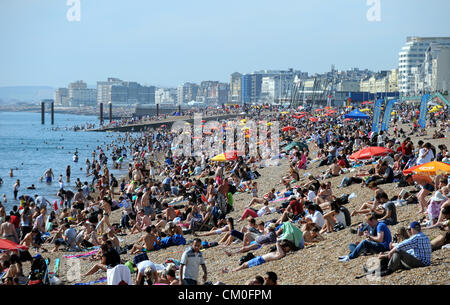 Brighton UK 8 Septembre 2012 - Profitez de la foule sur la plage de Brighton par temps chaud aujourd'hui que la vague de la fin de l'été continue Banque D'Images