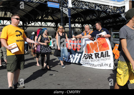 Brighton UK 8 septembre 2012 - les cheminots devant la gare de Brighton aujourd'hui alors qu'ils faisaient campagne contre les coupures de chemin de fer . La conférence annuelle TUC commence dans la ville ce week-end. Crédit : Simon Dack / Alamy Live News Banque D'Images