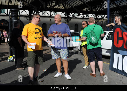 Brighton UK 8 Septembre 2012 - RMT dirigeant syndical Bob Crow (centre en chemise bleue) s'est joint à protester contre les travailleurs des chemins de fer Banque D'Images