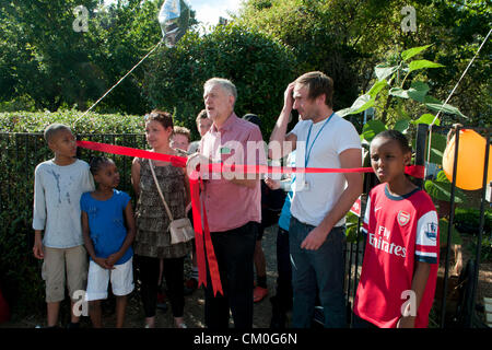 Londres, Royaume-Uni. 8 septembre 2012. Jeremy Corbyn, député d'Islington au Nord, ouvre le terrain et croissante Parkside sentier nature. Le terrain et la nature de plus en plus côté parc sentier a été créé par des bénévoles de l'Isledon Village estate. Credit : Pete Maclaine / Alamy Live News Banque D'Images