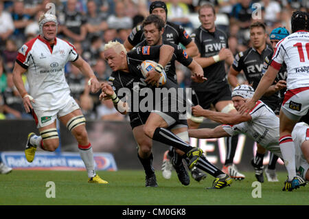 Ospreys v Ulster Rugby / Swansea / 8 Septembre 2012 : Ospreys Hanno Dirksen charrues à travers la défense de l'Ulster. Credit : Phil Rees / Alamy Live News Banque D'Images