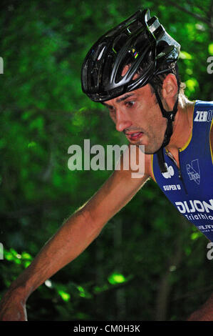 Concurrent participant au stade cycliste hors-route de la Swiss Triathlon XTerra, un stade de 2 boucles de 17km. Banque D'Images