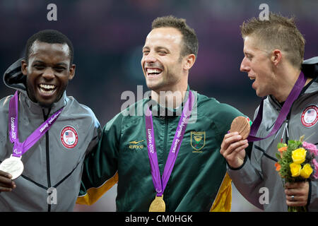 Oscar Pistorius (c) de l'Afrique du Sud avec sa médaille d'or en T44 à 400 mètres. Blake Leeper (l) et David Price placé 2e, 3e Banque D'Images