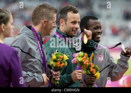 Oscar Pistorius (c) de l'Afrique du Sud avec sa médaille d'or en T44 à 400 mètres. Blake Leeper (r) et David Price placé 2e, 3e Banque D'Images