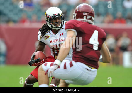 8 septembre 2012 - Philadelphie, Pennsylvanie, USA - Maryland Terrapins wide receiver Marcus fuite (82) avec la balle après avoir fait prendre, en face de Temple Owls arrière défensif Justin Gildea (4). Dans un jeu joué au Lincoln Financial Field à Philadelphie, Pennsylvanie. Sentiers Temple Maryland à moitié par un score de 26-3 (crédit Image : © Mike/ZUMAPRESS.com) human life by Sylvester Graham Banque D'Images