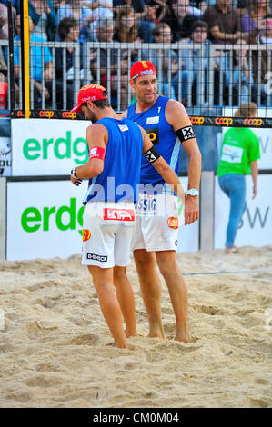 Sascha Heyer (retour) et Sébastien Chevallier (avant).L'équipe Sascha Heyer - Sébastien Chevallier remporte la finale par rapport à l'équipe Martin Laciga - Jonas Weingart au Swiss beach-volley (Championchip Coop Beachtour) à Berne, Suisse. Banque D'Images