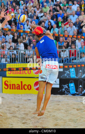 Sébastien Chevallier.L'équipe Sascha Heyer - Sébastien Chevallier remporte la finale par rapport à l'équipe Martin Laciga - Jonas Weingart au Swiss beach-volley (Championchip Coop Beachtour) à Berne, Suisse. Banque D'Images