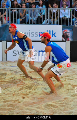 Sascha Heyer (retour) et Sébastien Chevallier (avant). L'équipe Sascha Heyer - Sébastien Chevallier remporte la finale par rapport à l'équipe Martin Laciga - Jonas Weingart au Swiss beach-volley (Championchip Coop Beachtour) à Berne, Suisse. Banque D'Images